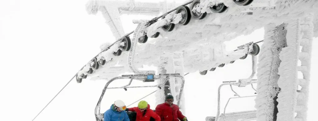 Telesilla de montaña con componentes de caucho técnico fabricados por Cauchos Puntes